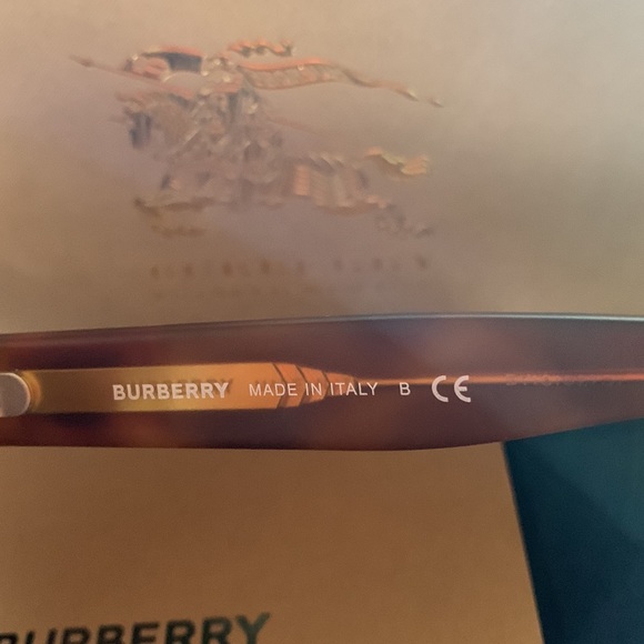 BURBERRY Sunglasses New - Picture 8 of 9